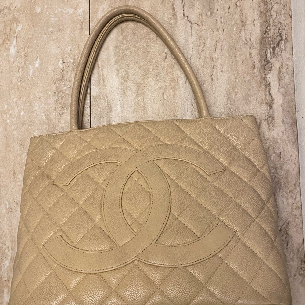 CHANEL Beige Authentic Vintage Caviar Medallion CC Tote-EUC with COA - Picture 2 of 16